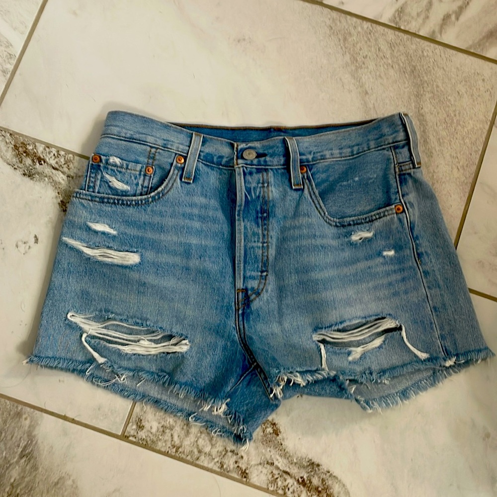 EUC Levi Strauss sz 29 stylish frayed Jean shorts